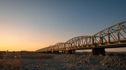 夕日の中の陸橋