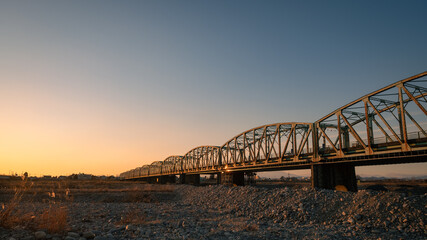 Naklejka premium 夕日の中の陸橋