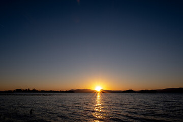 風景素材　美しい琵琶湖の夕暮れ