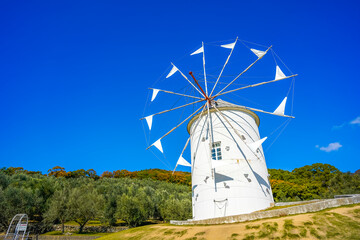 青空とギリシャ風車 香川県