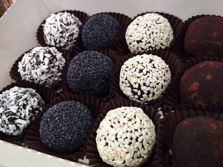 Obraz premium Chocolate fruit sweets coconut flakes poppy sesame food tasty dessert macro photo