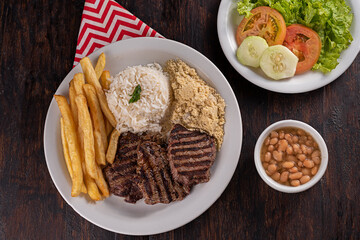 filet mignon com farofa, arroz, batata frita, feijão e salada