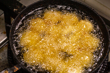 
freír el primer plano de los alimentos, cocinar pollo, aceite hirviendo comida caliente, cocina sucia, sartén negra.