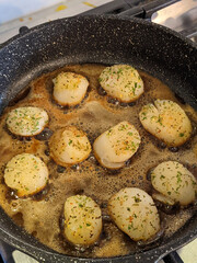 Fried scallops with butter sauce
