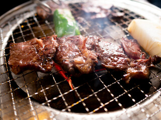 炭火ロースターで焼くジューシーな焼肉　和牛ロース