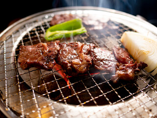 炭火ロースターで焼くジューシーな焼肉　和牛ロース