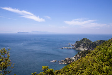 水尻展望台から見た佐田岬灯台（愛媛県伊方町）