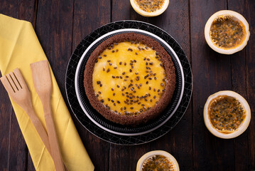 Bolo de chocolate com calda de maracujá