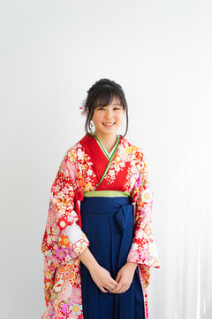 微笑む袴姿の女の子