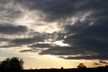 Fototapeta premium Ein sehr schöner Abendsommeruntergang mit Bäumen im Vordergrund