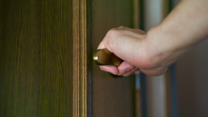 ドアノブを掴む男性の手