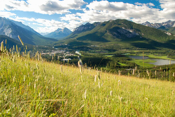 草原とバンフの街の美しい風景、カナディアンロッキー