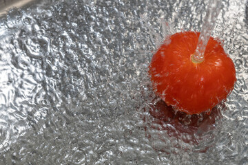 Tomate wschen mit Wasser