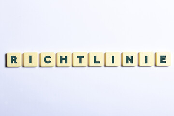 EU Richtlinie in Buchstaben auf weißem Hintergrund