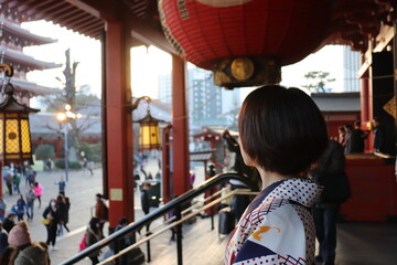 夕方の神社で着物を着た女性