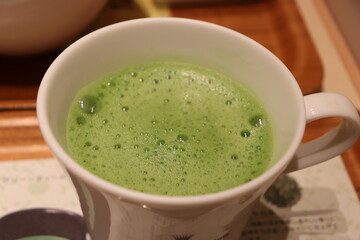 カップに入った温かい抹茶