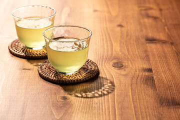 緑茶　冷茶　木のテーブル
