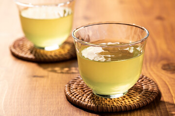 緑茶　冷茶　木のテーブル