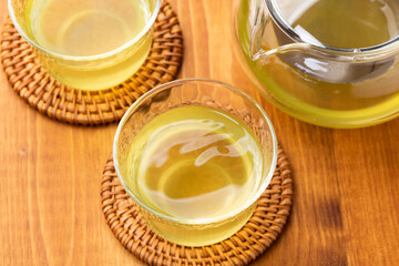 緑茶　冷茶　木のテーブル