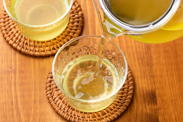 緑茶　冷茶　木のテーブル