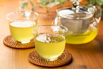 緑茶　冷茶　木のテーブル