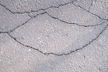 Risse in einer Asphaltstraße
