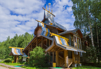 Fototapeta na wymiar Carved wooden house in the village of Mandrogi Russia