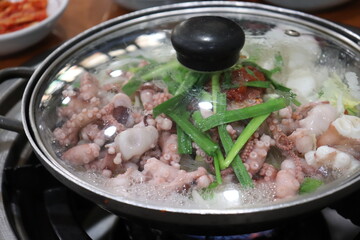 釜山名物のタコ鍋料理