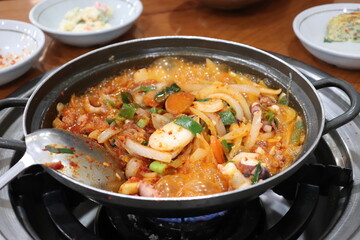 釜山の名物料理のタコ鍋