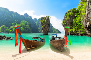 Fototapeta Travel photo of James Bond island with thai traditional wooden longtail boat and beautiful sand beach in Phang Nga bay, Thailand. obraz