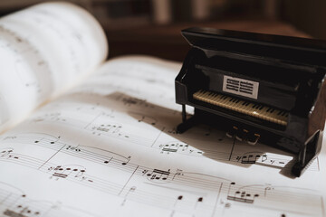 ピアノミニチュアと楽譜　音楽のコンセプト