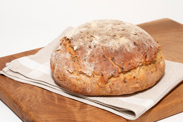 Frisches Zwiebelbrot auf Holzbrettchen