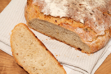 Frisches Zwiebelbrot auf Holzbrettchen