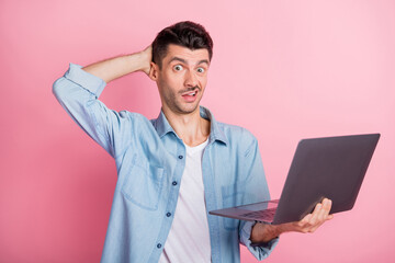 Photo portrait of grimacing student working laptop unsure uncertain wearing casual shirt isolated...