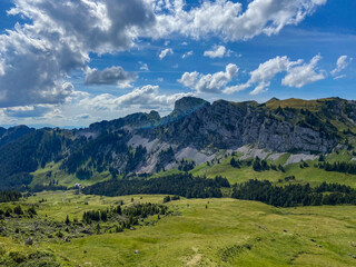 Fototapeta premium Panorama vom Berg Schwändeliflueh im Unesco Biosphärenreservat Entlebuch