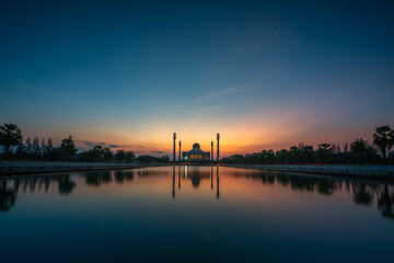 Fototapeta na wymiar sunset over the mosque