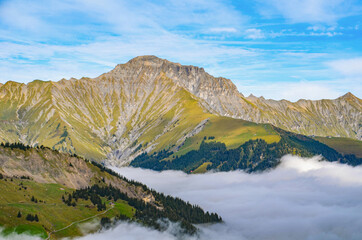 Nebelmeer über Adelboden im Berner Oberland