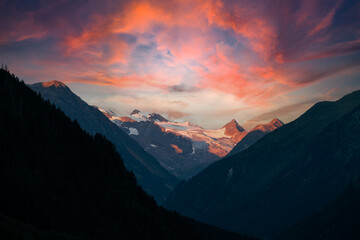 Sonnenaufgang Gletscher Österreich in den Alpen - 409830386