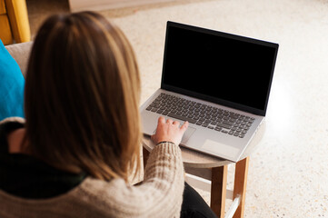 Una mujer trabaja des de casa con el ordenador