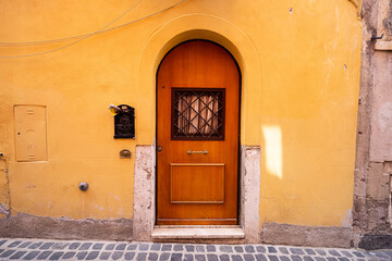 Naklejka premium old wooden door in a wall