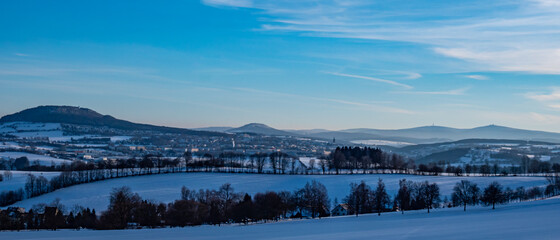 Panoramablick über das Erzgebirge mit allen Bergen im Winter Sachsen, Deutschland