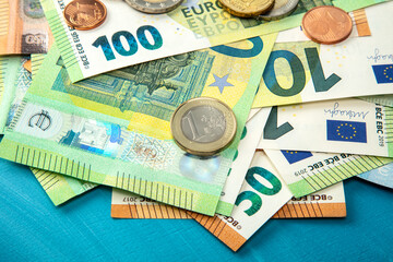 Geld, Euro Scheine und Münzen