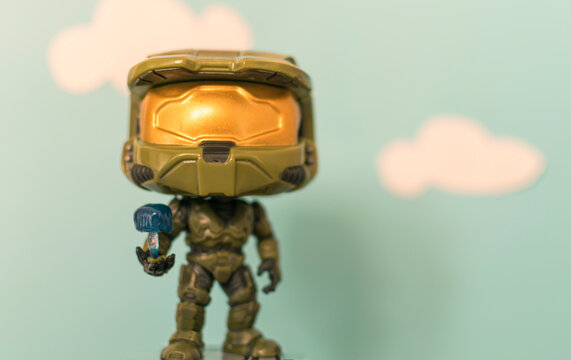Le&oacute;n, Espa&ntilde;a, 29 de enero de 2021: Figura de vinilo de  Master Chief con Cortana (Halo) sobre fondo de cielo azul con nubes blancas