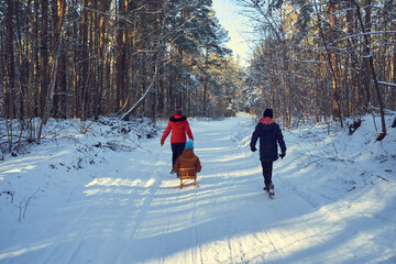Fototapeta rodzinny zimowy spacer w mroźny dzień obraz