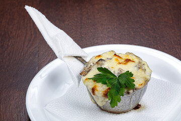 Cocotte with mashrooms and cheese