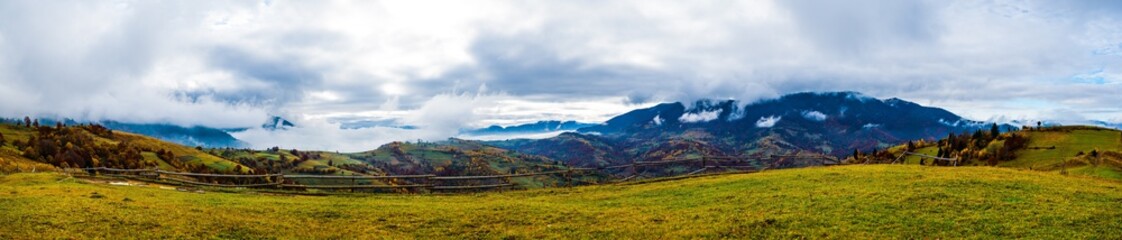 Obraz premium Colorful forests in the warm Carpathian mountains covered with thick gray fog