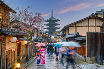 Fototapeta premium Old town Kyoto during sakura season in Japan