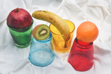 frutta bicchieri composizioni luci ombre natura morta moderna colori 