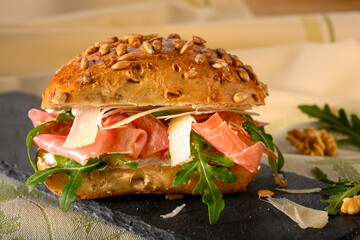 snack, imbiss, belegtes brötchen, bäcker, bäckerei, brötchen, laugensnack, roggenbrötchen, pausensnack,, sattmacher, hunger, satt, frisch belegt, wurst, käse, knusprig, heißhunger, schinken, fisch, sa