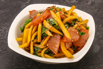 Salad with mango and chicken
